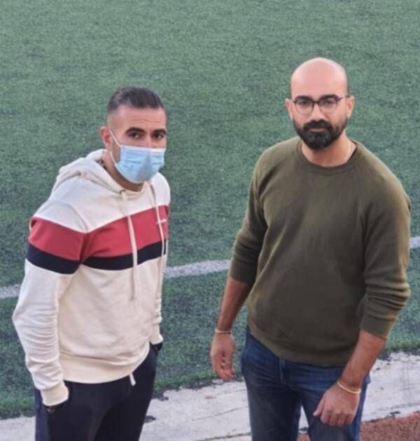 صائب بواب (يمين)