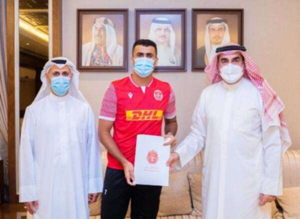 العماني خالد الهاجري لدى توقيعه مع المحرق