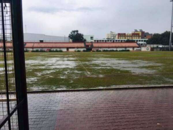 ملعب فلسطين متأثرًا بالأمطار