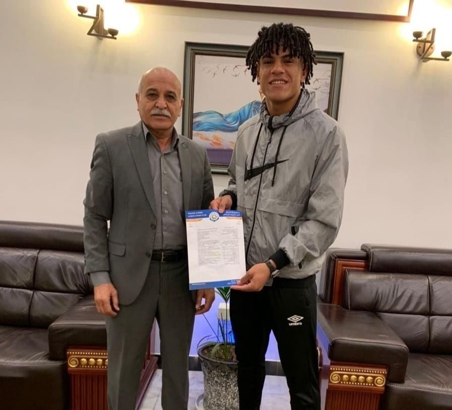 أسهر علي مع رئيس نادي الميناء جليل حنون