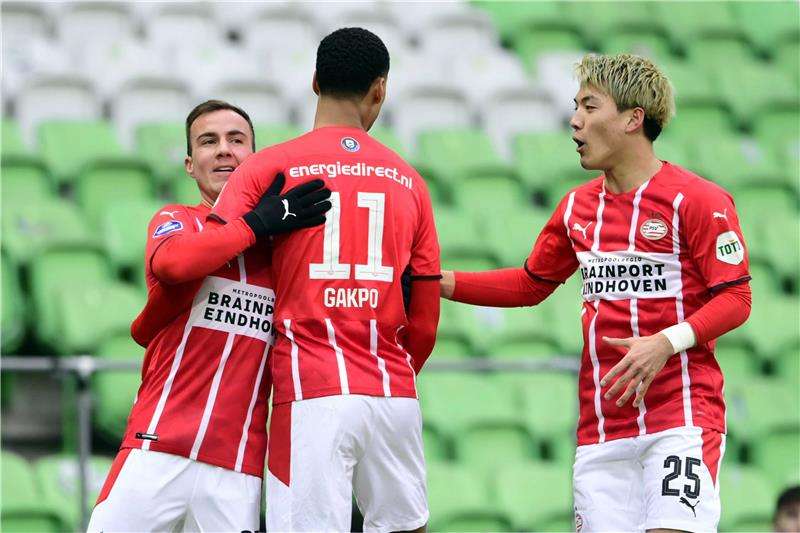 لاعبو أيندهوفن