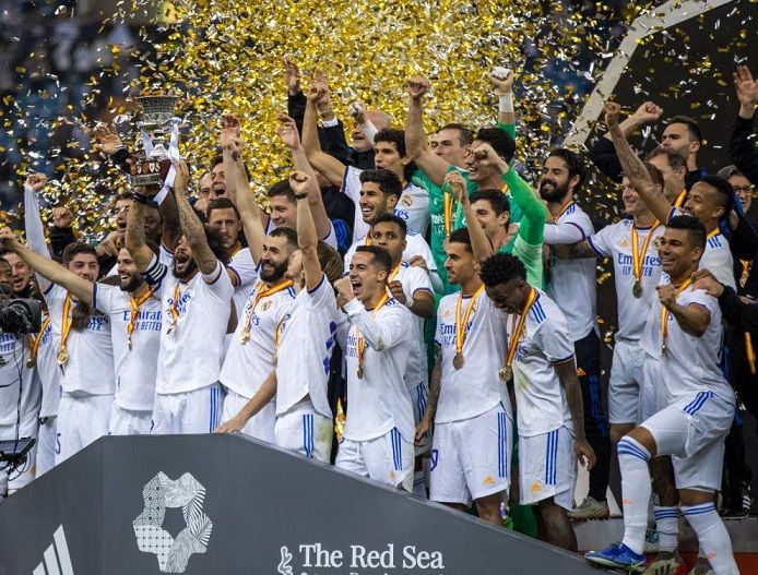 ريال مدريد يتوج بكأس السوبر