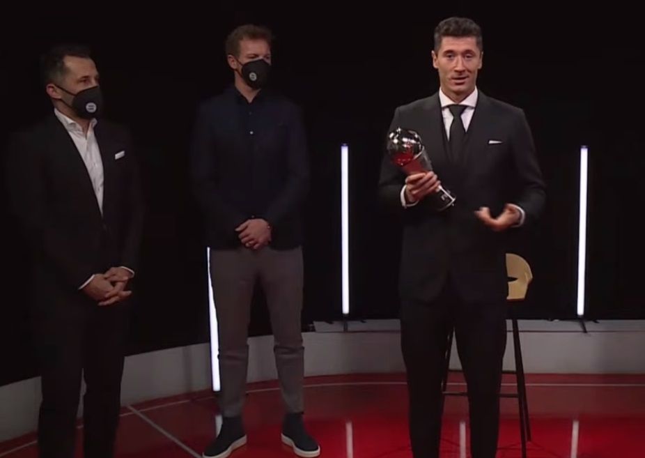 ليفاندوفسكي مع الجائزة بحضور ناجلسمان وحميدتش