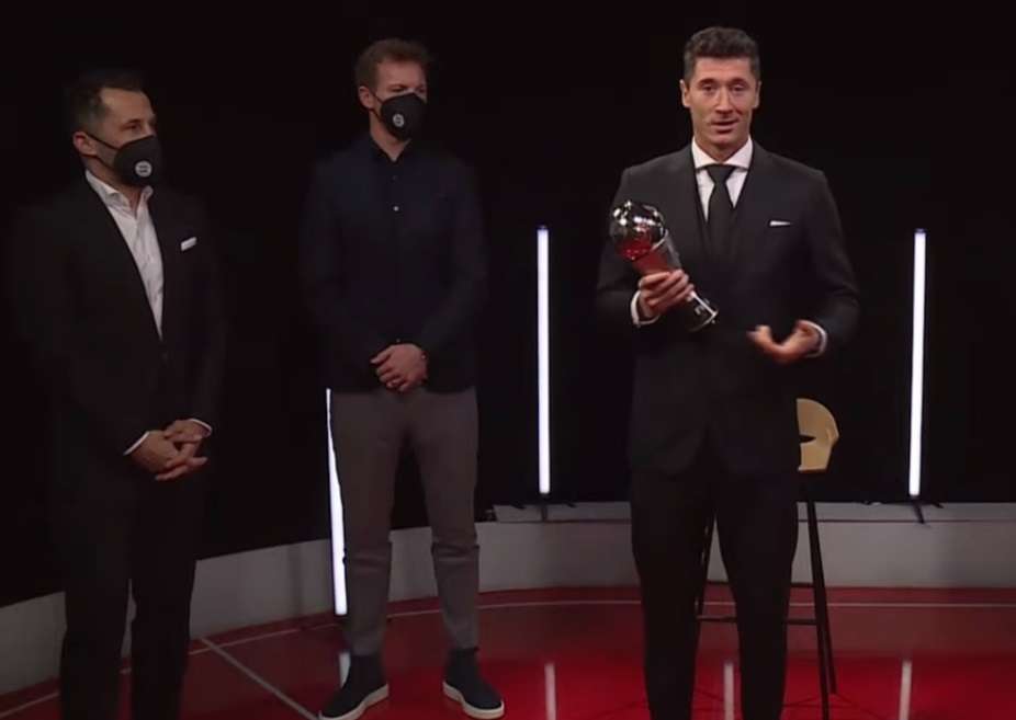 ليفاندوفسكي مع الجائزة بحضور ناجلسمان وحميدتش