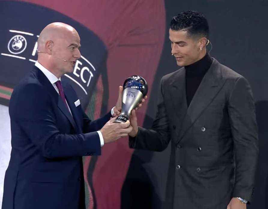 كريستيانو رونالدو يتسلم الجائزة الخاصة