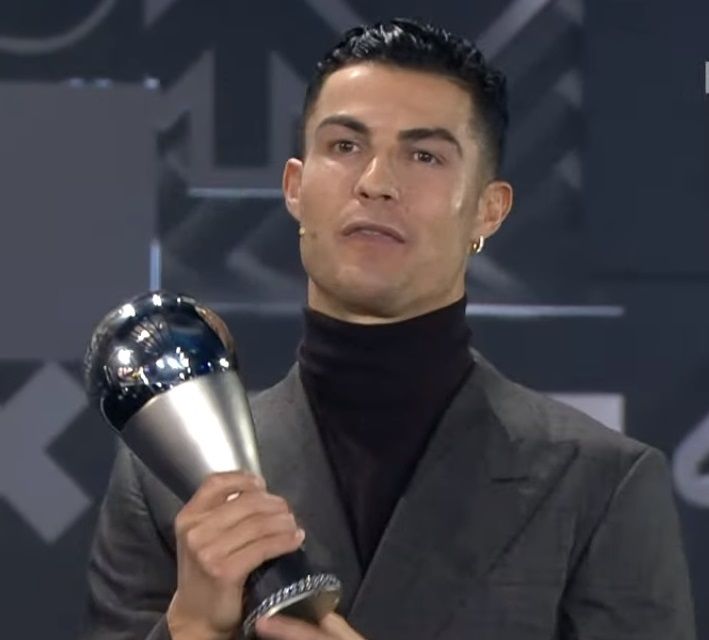 كريستيانو مع جائزة الفيفا