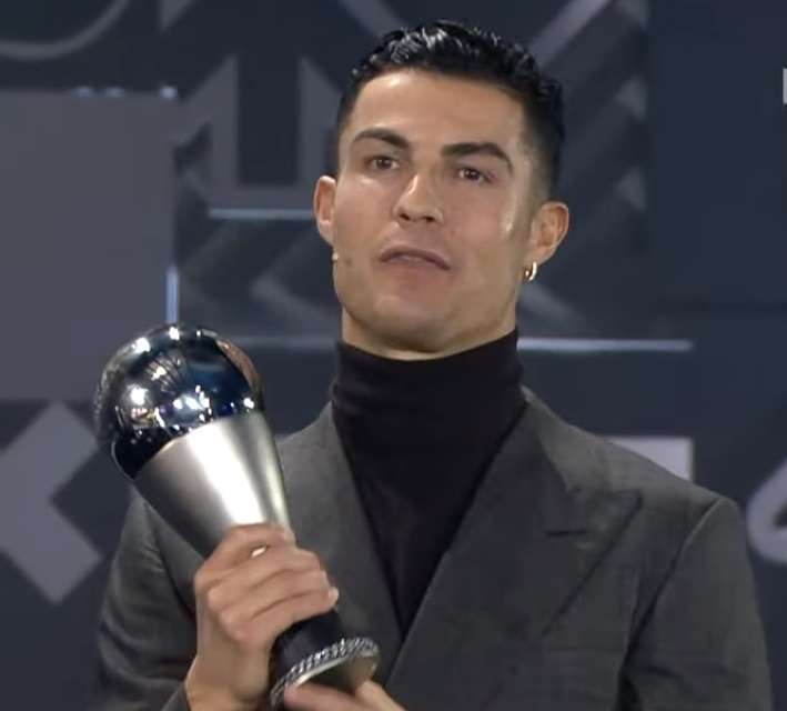 كريستيانو مع جائزة الفيفا