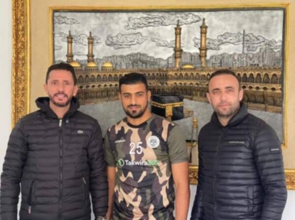 جاسم الحمدوني بعد امضاء العقد يتوسط وكيليه 