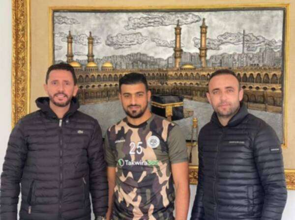 جاسم الحمدوني بعد امضاء العقد يتوسط وكيليه