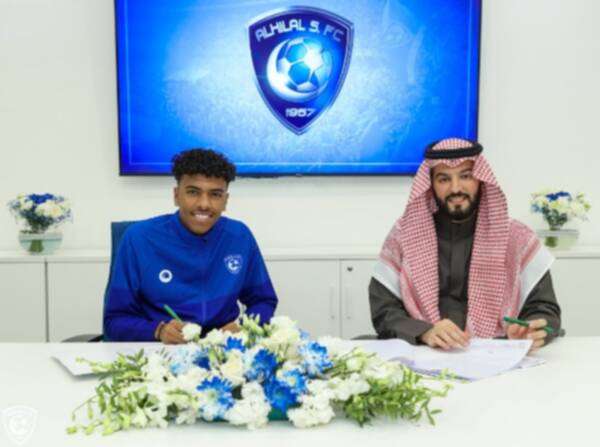 أثناء توقيع العقود