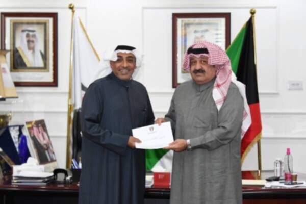 الشيخ أحمد اليوسف مع ممثل نادي الكويت