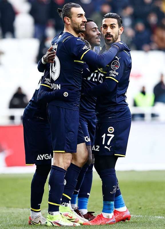 لاعبو فناربخشة (نقلا عن حساب فناربخشة علي تويتر)