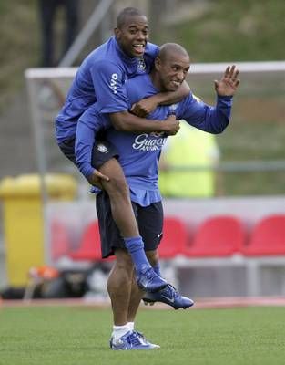 روبينهو مع زميله روبيرتو كارلوس في تدريب منتخب البرازيل