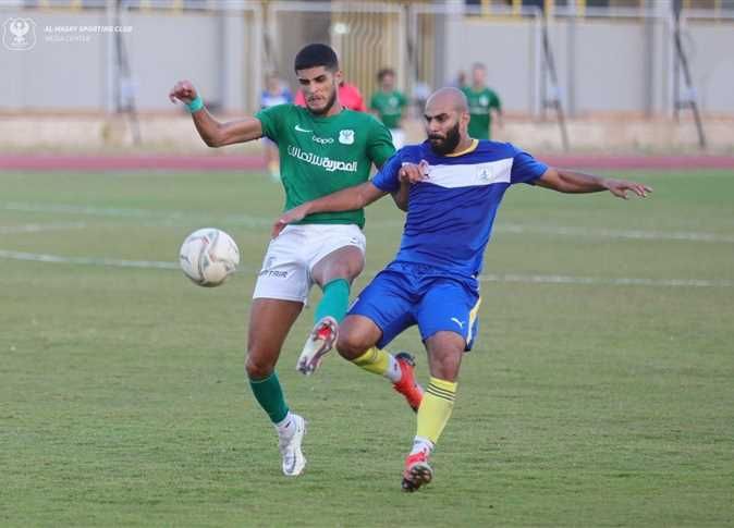 أحمد الشيخ (على اليسار)