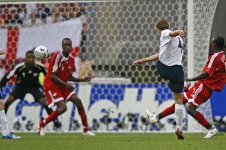 كرة جيرارد في طريقها للشباك