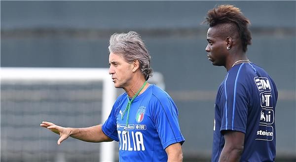 ماريو بالوتيلي ومانشيني 