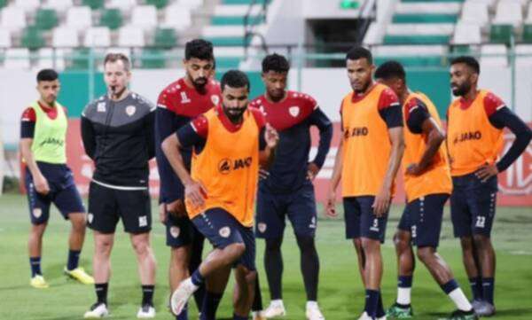 لاعبو منتخب عمان