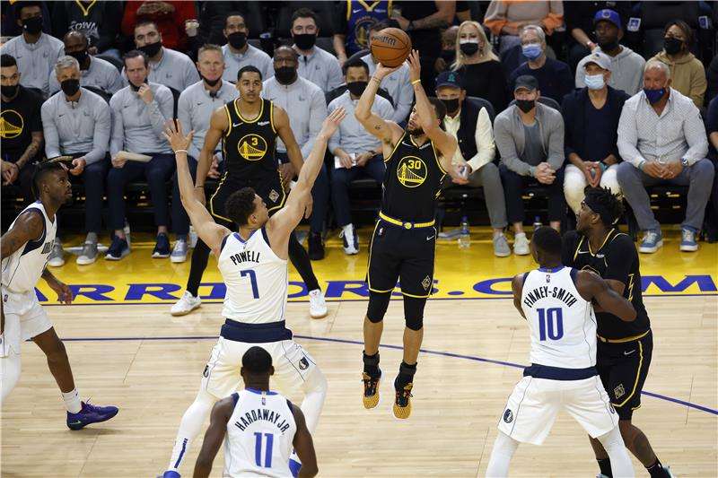 من مباراة جولدن ستيت واريورز و دالاس مافريكس 