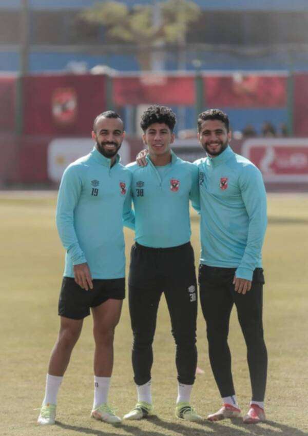 عمار حمدي مع لاعبي الأهلي