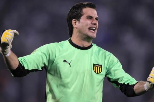 سيباستيان سوزا حارس مرمى بينارول الاورغواياني يحتفل بتأهل فريقه للنهائي