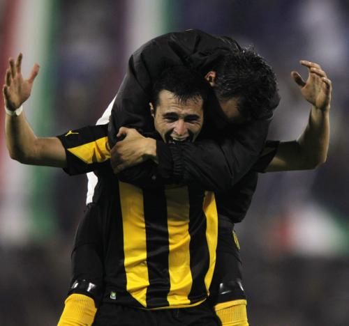 لاعبو بينارول الاورغواياني يحتفلون بالتأهل للنهائي