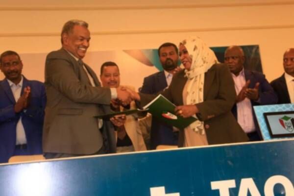 بعد توقيع العقود