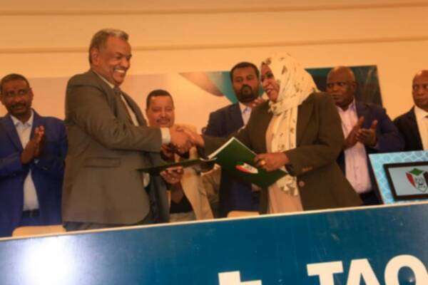 بعد توقيع العقود