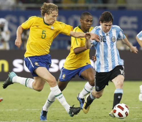 2010-11-17t194834z_01_qat30_rtridsp_3_soccer-friendly_reuters