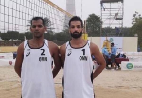 الشريقي (يمين)