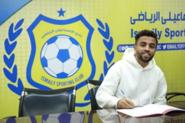 أثناء توقيع العقود