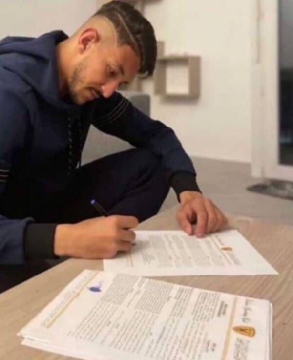 يعيش يوقع على عقود انضمامه للقادسية