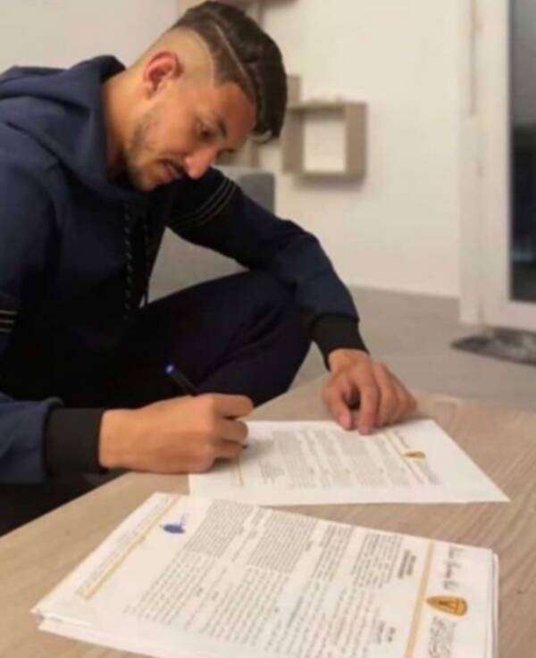 يعيش يوقع على عقود انضمامه للقادسية