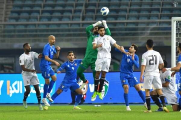 السنوسي في صراع مع لاعب الكويت سليمان عبد الغفور