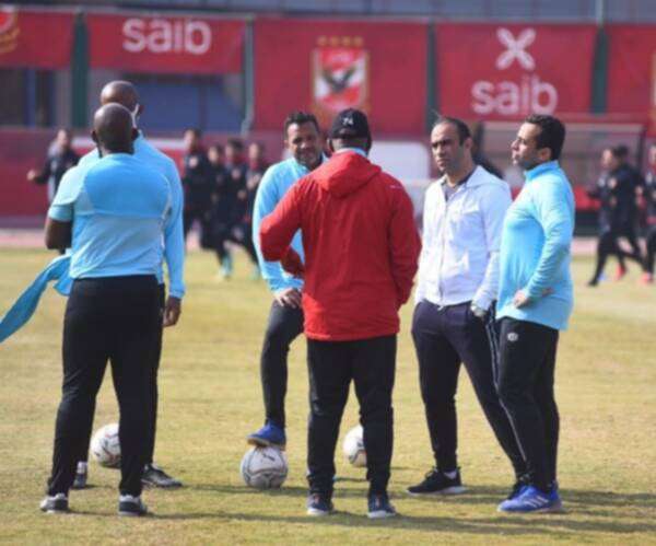 عبدالحفيظ مع الجهاز الفني 