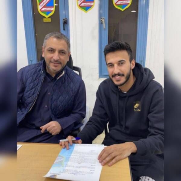 محمد القحطاني أثناء توقيعه للسالمية