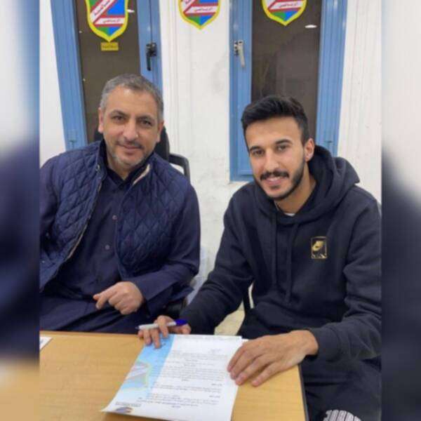 محمد القحطاني أثناء توقيعه للسالمية