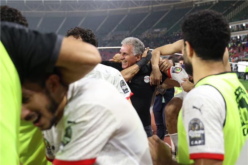 كيروش مع لاعبي مصر