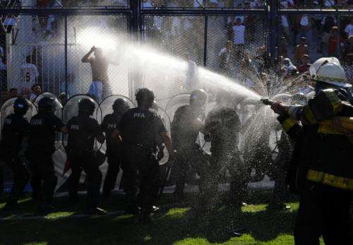 2011-03-202011-03-20t223906z_01_bas106_rtridsp_3_soccer-latam-argentina-violence_reuters