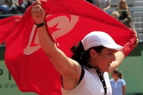 التونسية انس جابر تحمل علم بلادها بعد انجازها التاريخي في دورة فرنسا للتنس