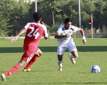 صراع على الكرة بين نجوم المنتخبين