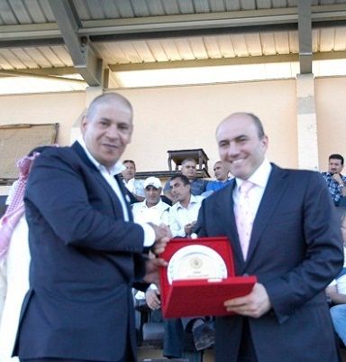 تبادل الدروع التذكارية بين عليان والدوسري