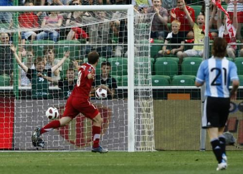 2011-06-052011-06-05t162728z_01_kac03_rtridsp_3_soccer-friendly_reuters