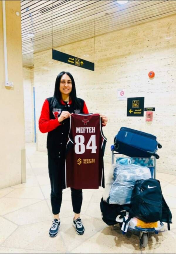 خلود مفتاح لدى وصولها إلى السعودية 