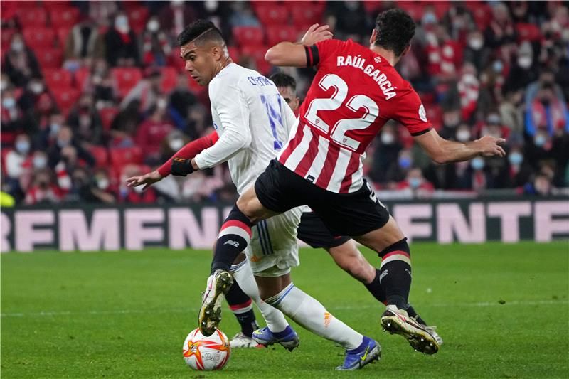 كاسيميرو (يسار)