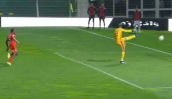 أوايا يسدد في مرماه