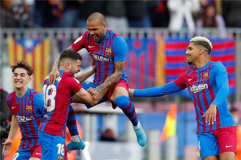 ألفيس يحتفل مع زملائه في برشلونة