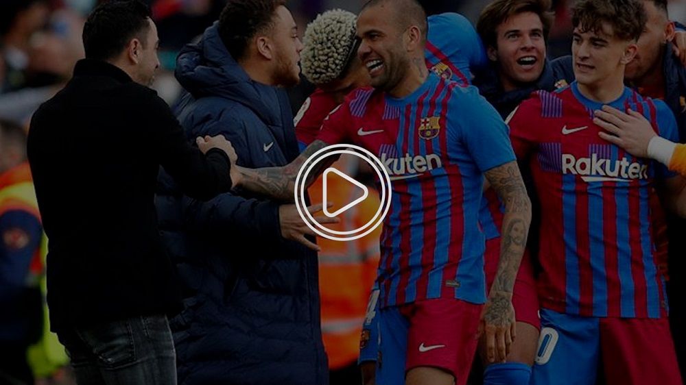 تشافي مع لاعبي برشلونة