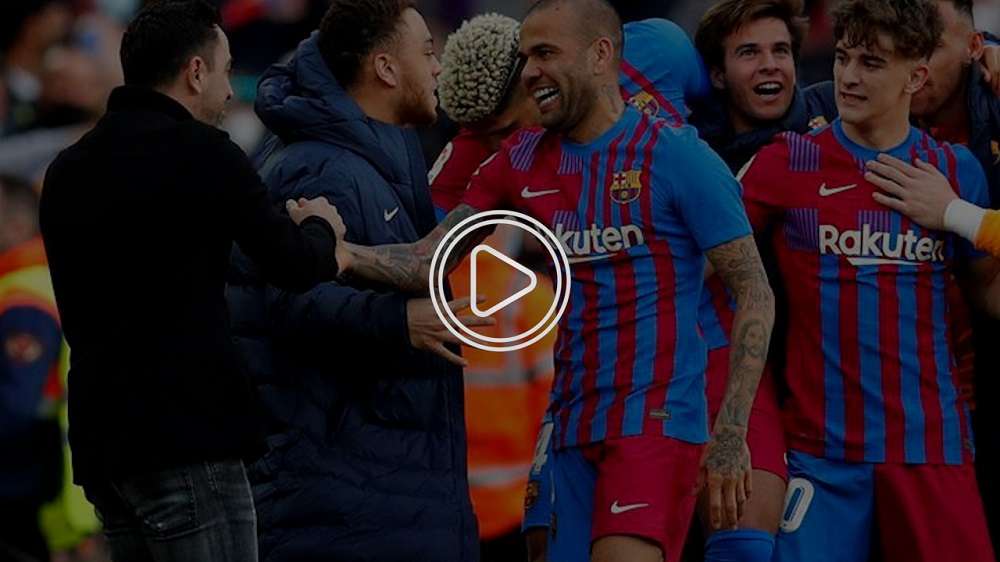 تشافي مع لاعبي برشلونة