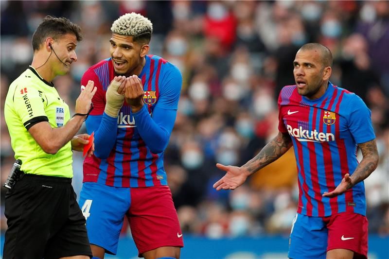 ألفيس وأراوخو لاعبا برشلونة
