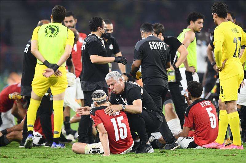 وائل جمعة مع لاعبي مصر